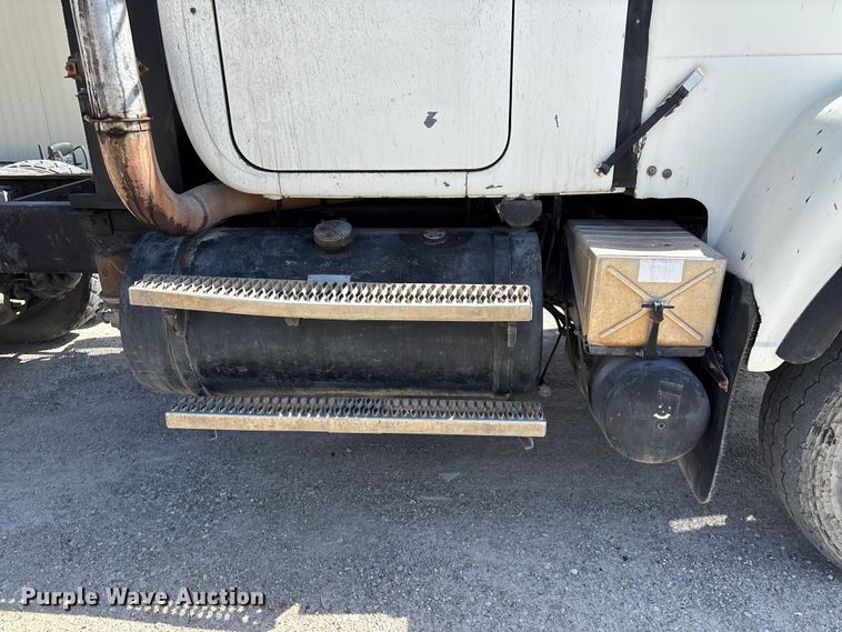 image for item DY0425 1986 Mack RW753 semi truck