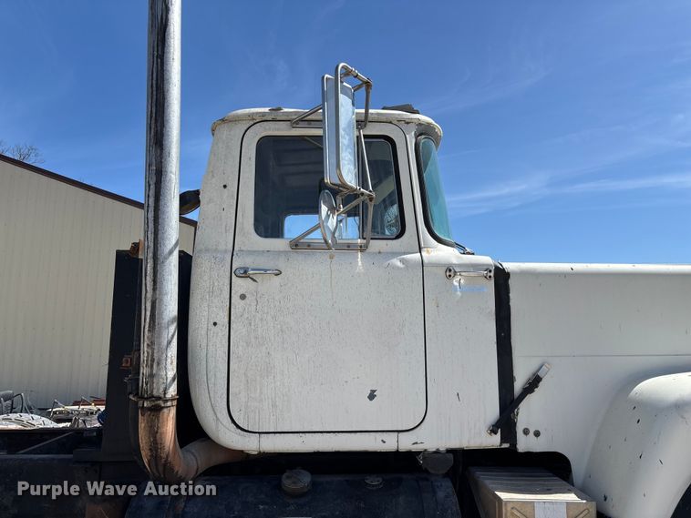 image for item DY0425 1986 Mack RW753 semi truck