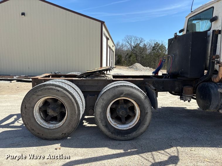 image for item DY0425 1986 Mack RW753 semi truck