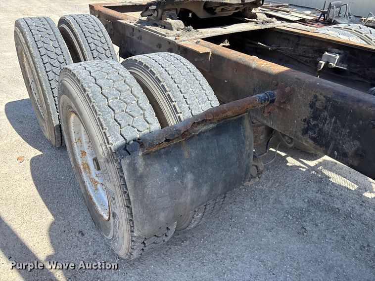 image for item DY0425 1986 Mack RW753 semi truck