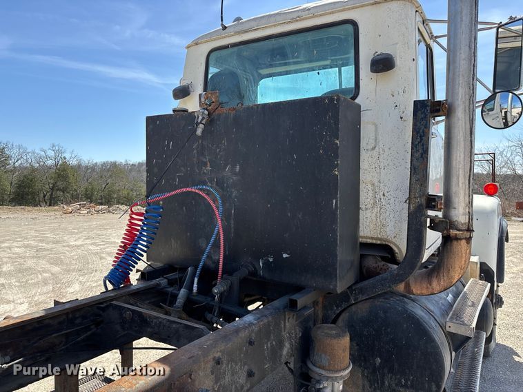 image for item DY0425 1986 Mack RW753 semi truck