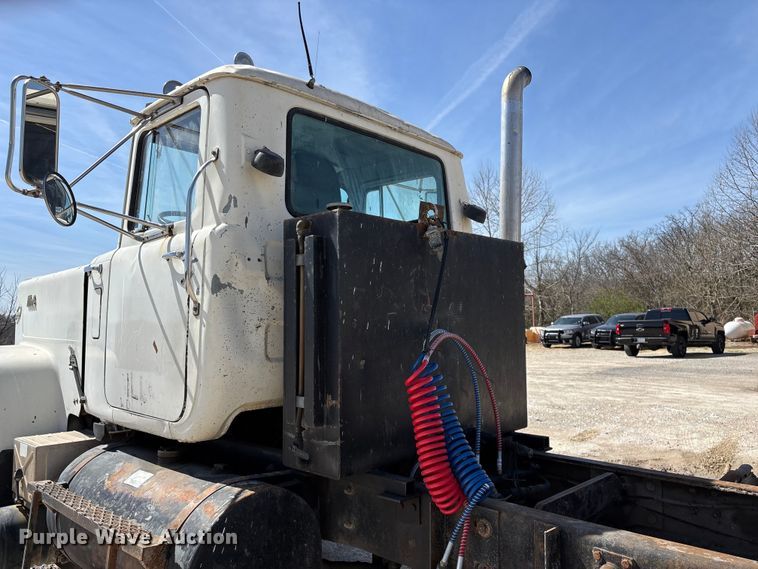 image for item DY0425 1986 Mack RW753 semi truck