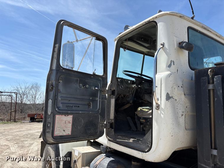 image for item DY0425 1986 Mack RW753 semi truck