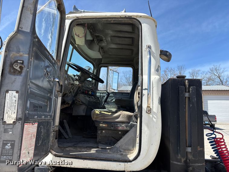 image for item DY0425 1986 Mack RW753 semi truck