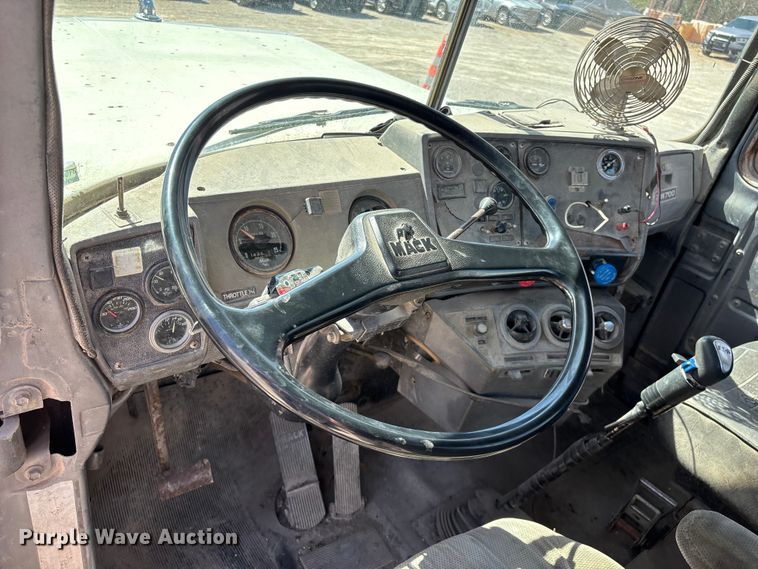image for item DY0425 1986 Mack RW753 semi truck