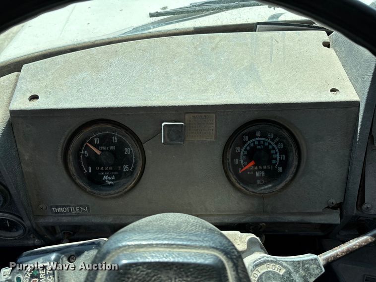 image for item DY0425 1986 Mack RW753 semi truck