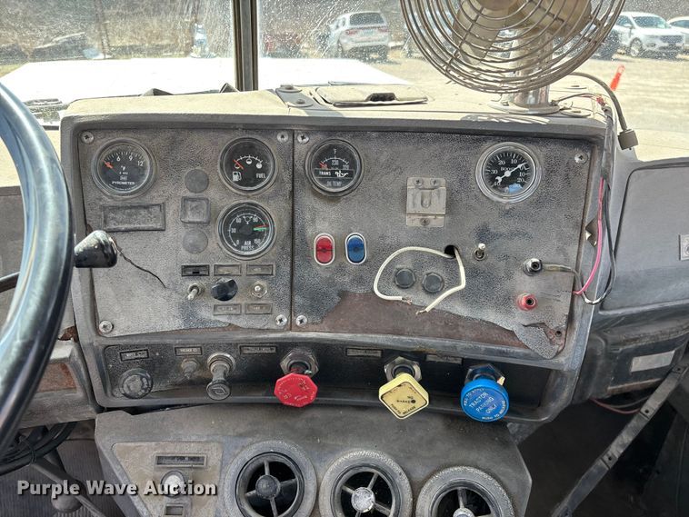 image for item DY0425 1986 Mack RW753 semi truck