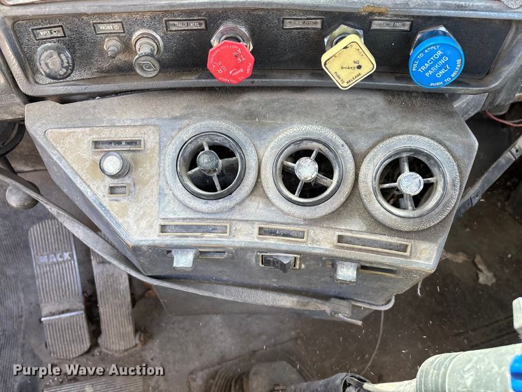 image for item DY0425 1986 Mack RW753 semi truck