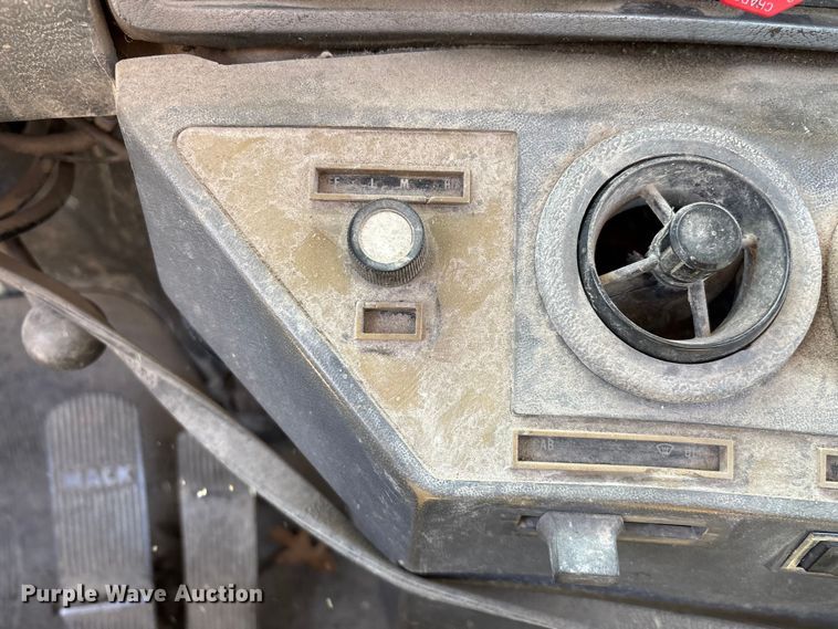 image for item DY0425 1986 Mack RW753 semi truck