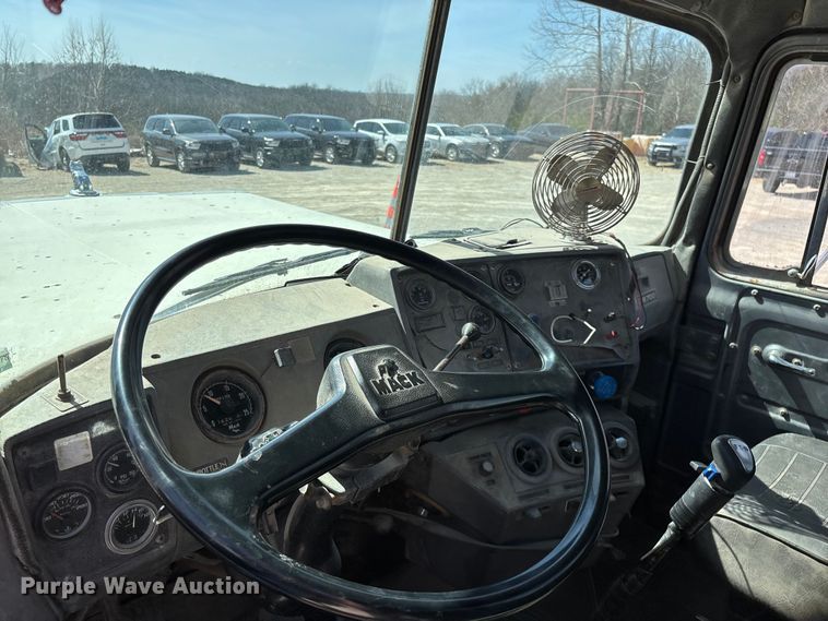 image for item DY0425 1986 Mack RW753 semi truck