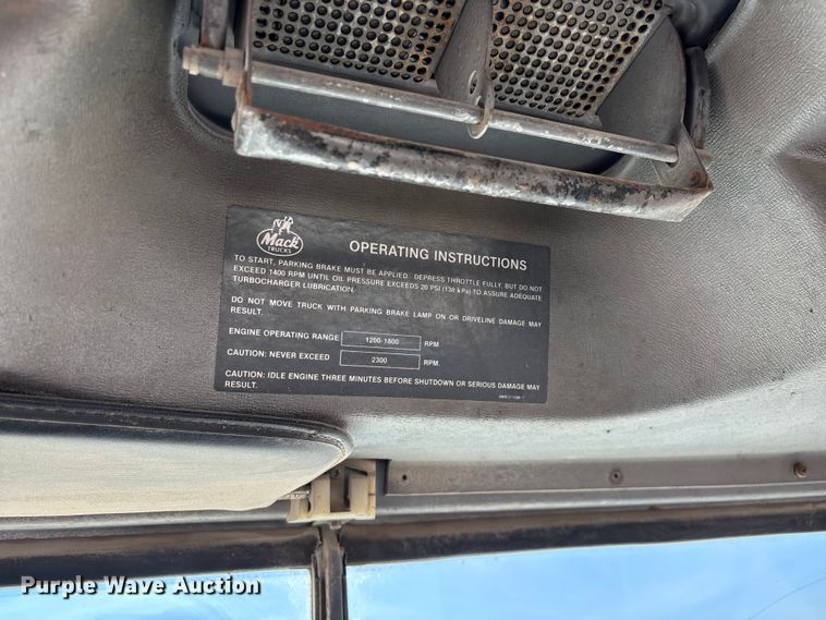 image for item DY0425 1986 Mack RW753 semi truck