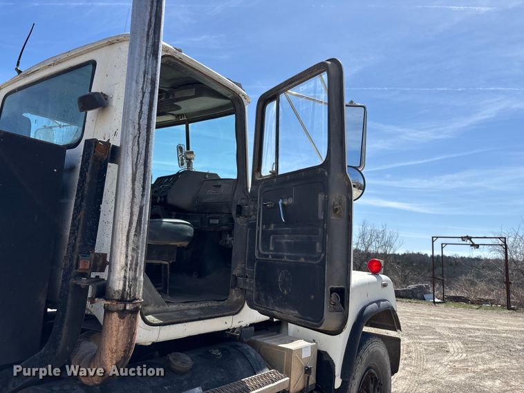 image for item DY0425 1986 Mack RW753 semi truck