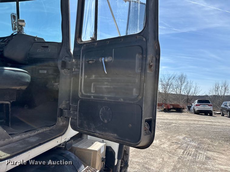 image for item DY0425 1986 Mack RW753 semi truck