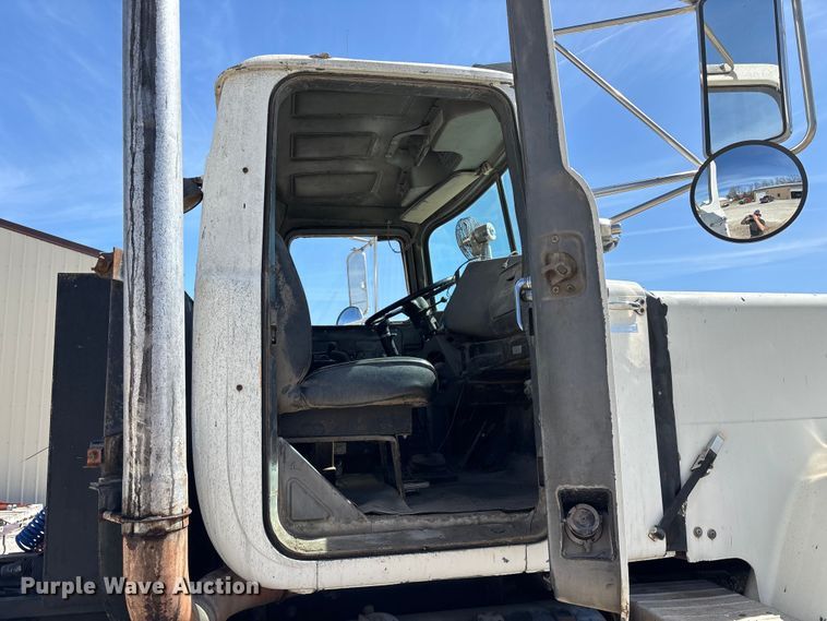 image for item DY0425 1986 Mack RW753 semi truck