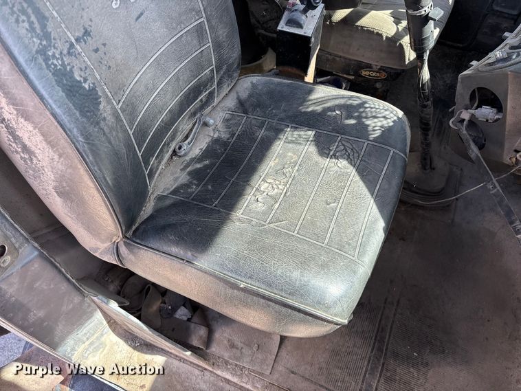 image for item DY0425 1986 Mack RW753 semi truck