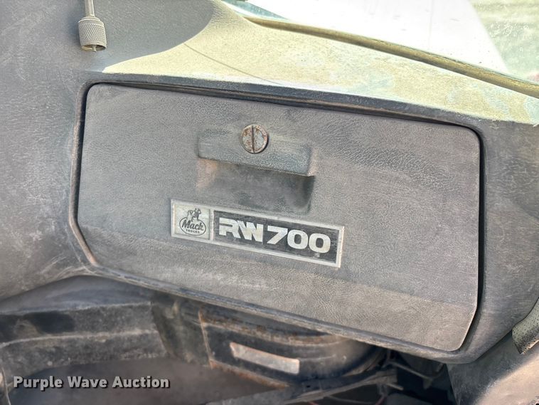 image for item DY0425 1986 Mack RW753 semi truck