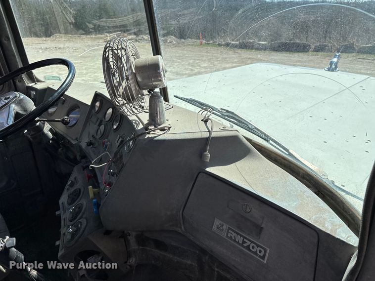 image for item DY0425 1986 Mack RW753 semi truck