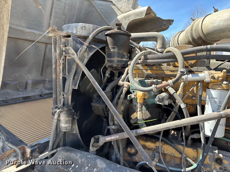 image for item DY0425 1986 Mack RW753 semi truck