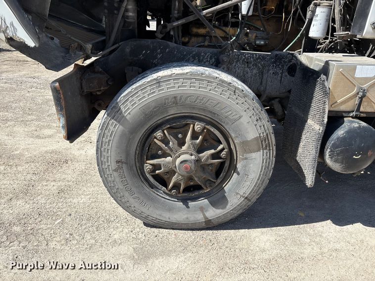 image for item DY0425 1986 Mack RW753 semi truck