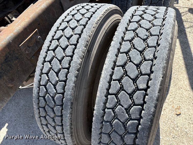 image for item DY0425 1986 Mack RW753 semi truck