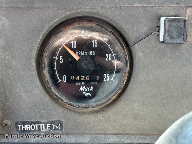 image for item DY0425 1986 Mack RW753 semi truck