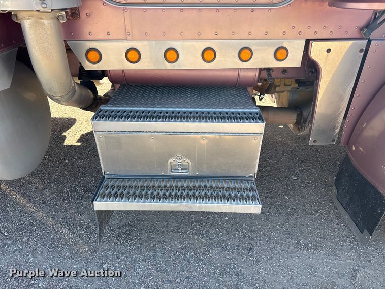 image for item DZ5324 1991 Peterbilt 379 semi truck