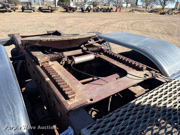 image for item DZ5324 1991 Peterbilt 379 semi truck