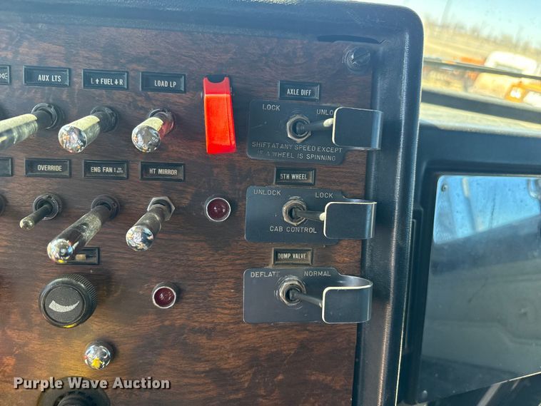 image for item DZ5324 1991 Peterbilt 379 semi truck