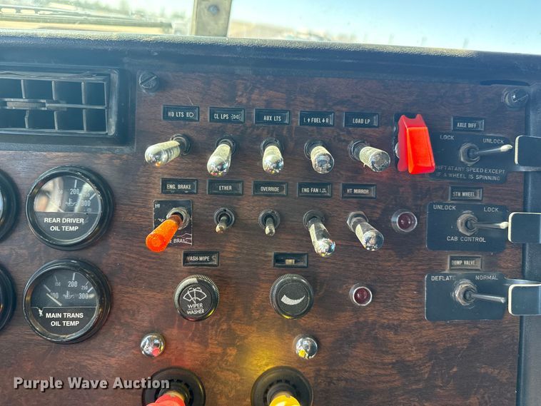 image for item DZ5324 1991 Peterbilt 379 semi truck