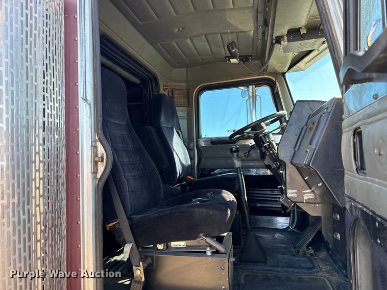 image for item DZ5324 1991 Peterbilt 379 semi truck