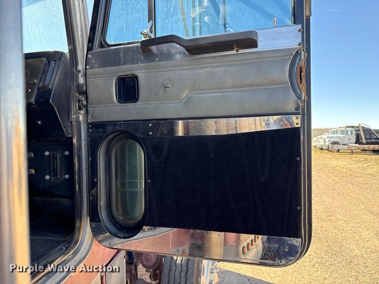 image for item DZ5324 1991 Peterbilt 379 semi truck