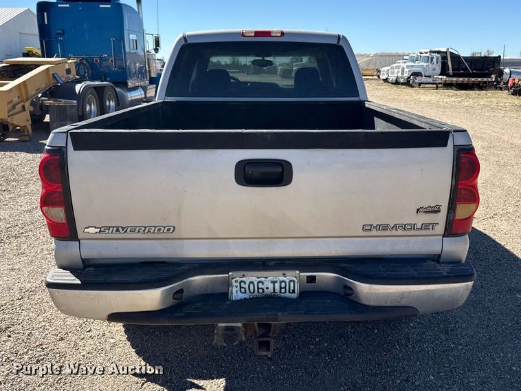 image for item DZ5326 2004 Chevrolet Silverado 2500 Crew Cab pickup truck