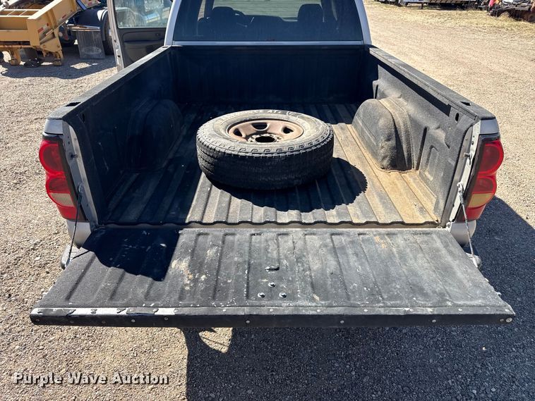 image for item DZ5326 2004 Chevrolet Silverado 2500 Crew Cab pickup truck