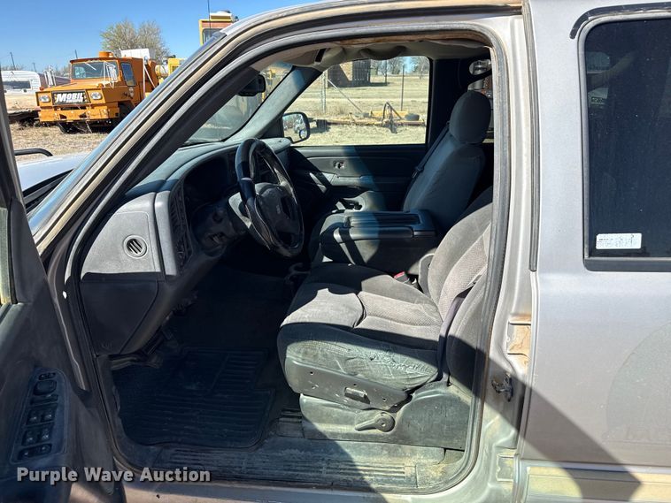 image for item DZ5326 2004 Chevrolet Silverado 2500 Crew Cab pickup truck