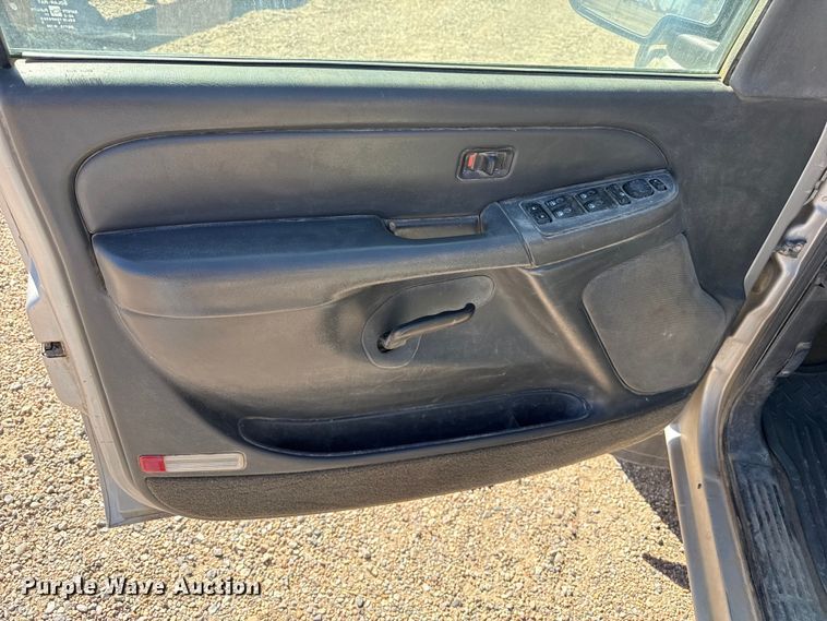 image for item DZ5326 2004 Chevrolet Silverado 2500 Crew Cab pickup truck