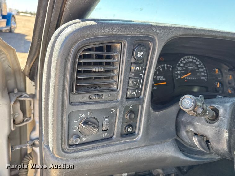 image for item DZ5326 2004 Chevrolet Silverado 2500 Crew Cab pickup truck