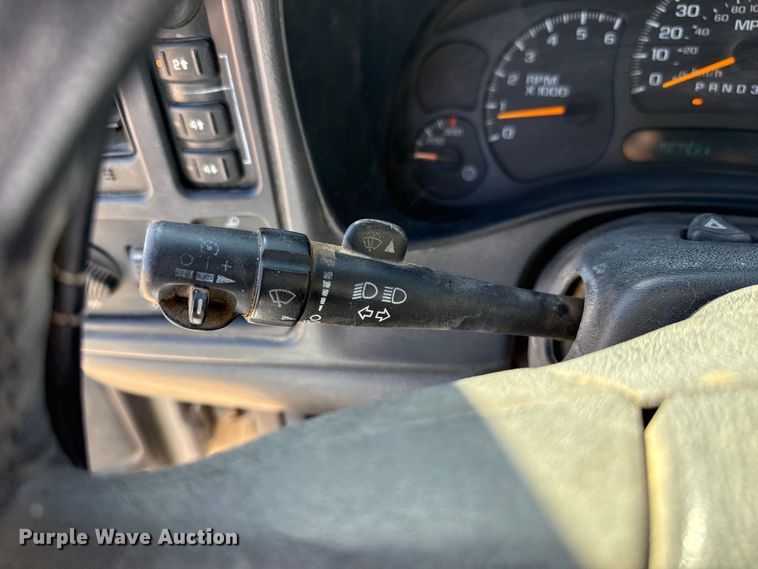 image for item DZ5326 2004 Chevrolet Silverado 2500 Crew Cab pickup truck