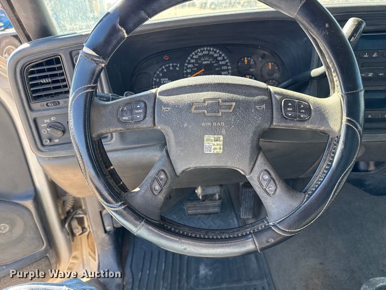 image for item DZ5326 2004 Chevrolet Silverado 2500 Crew Cab pickup truck