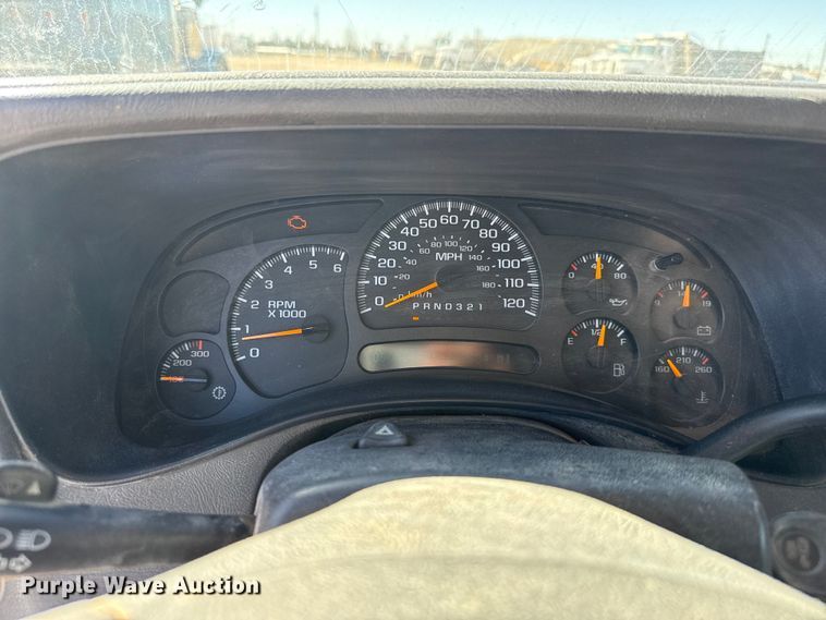 image for item DZ5326 2004 Chevrolet Silverado 2500 Crew Cab pickup truck