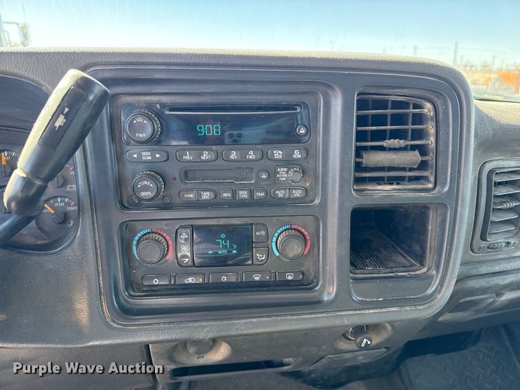 image for item DZ5326 2004 Chevrolet Silverado 2500 Crew Cab pickup truck