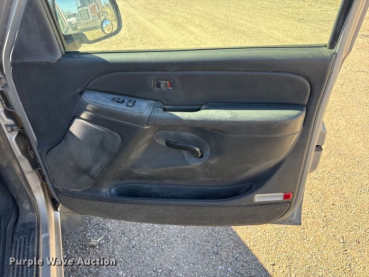 image for item DZ5326 2004 Chevrolet Silverado 2500 Crew Cab pickup truck