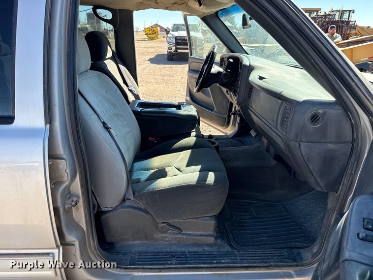 image for item DZ5326 2004 Chevrolet Silverado 2500 Crew Cab pickup truck