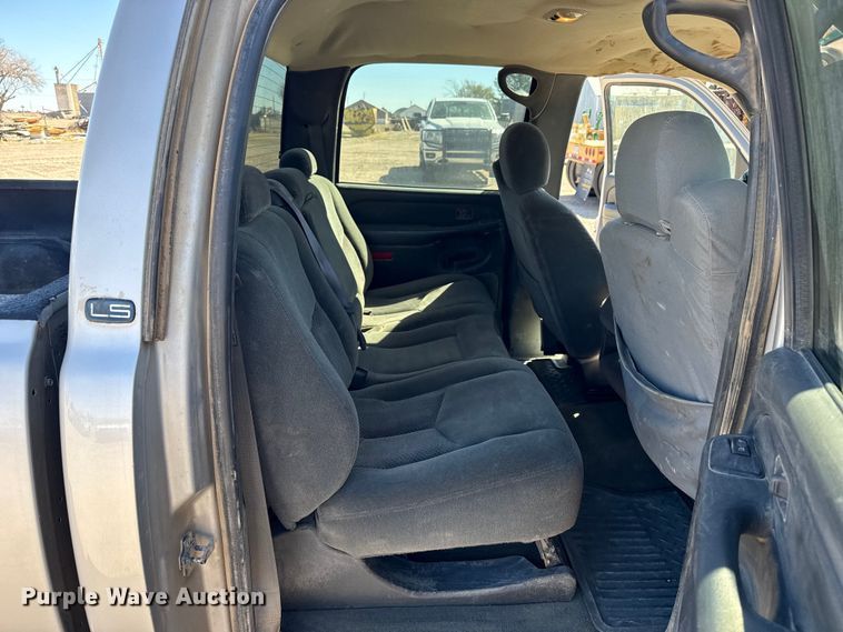 image for item DZ5326 2004 Chevrolet Silverado 2500 Crew Cab pickup truck