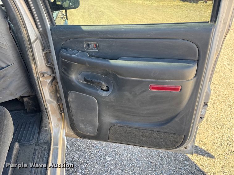 image for item DZ5326 2004 Chevrolet Silverado 2500 Crew Cab pickup truck