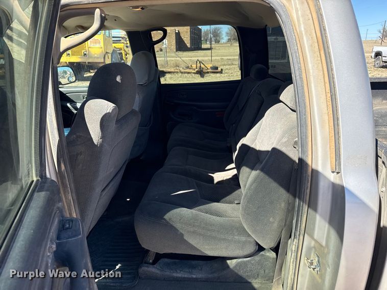 image for item DZ5326 2004 Chevrolet Silverado 2500 Crew Cab pickup truck