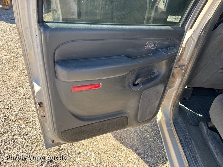 image for item DZ5326 2004 Chevrolet Silverado 2500 Crew Cab pickup truck