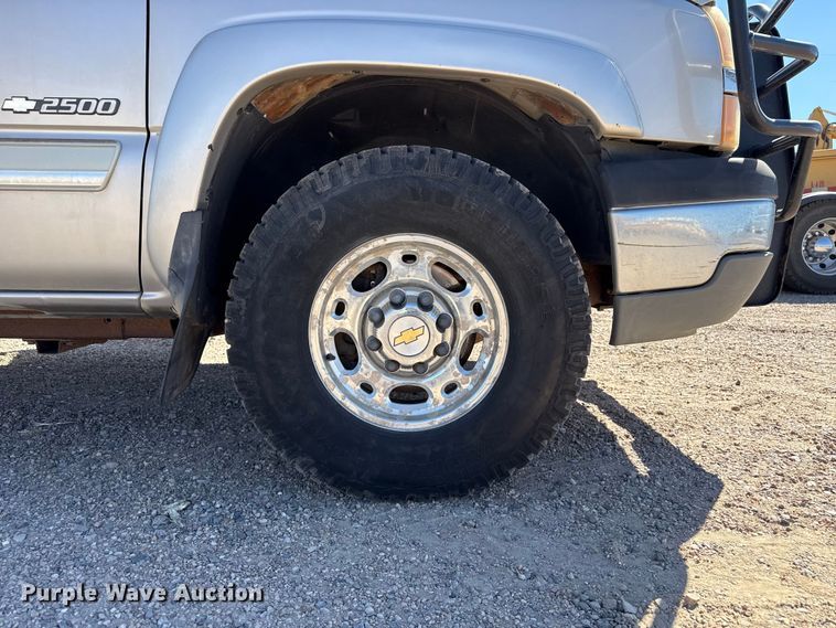image for item DZ5326 2004 Chevrolet Silverado 2500 Crew Cab pickup truck