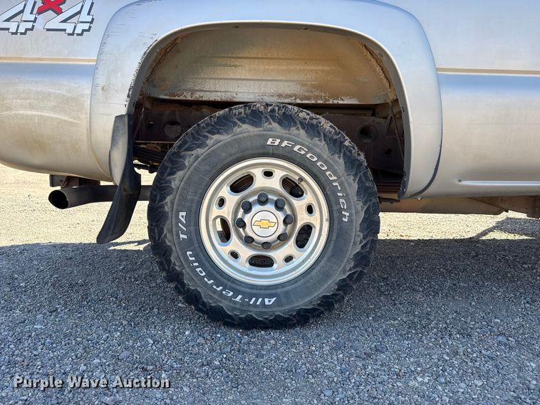 image for item DZ5326 2004 Chevrolet Silverado 2500 Crew Cab pickup truck