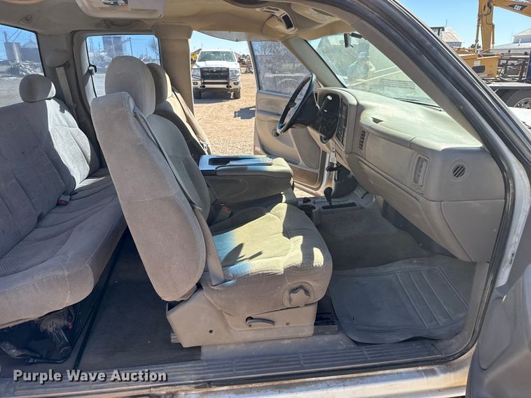 image for item DZ5327 2003 Chevrolet Silverado 2500HD Ext. Cab pickup truck