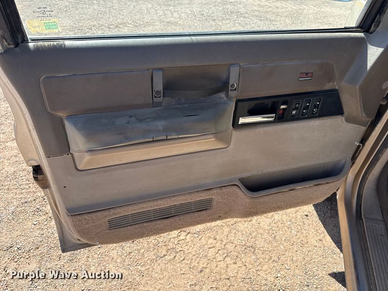 image for item DZ5328 1989 GMC Sierra C1500 pickup truck